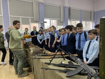 Выставка оружия и экспонатов времён ВОВ